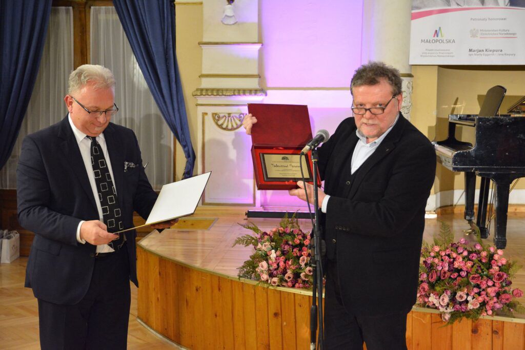Tadeusz Pszonka odbiera Wyróżnienie Specjalne z rąk Sylwestra Kosteckiego © archiwum KTK im. Jana Kiepury (TOMASZ HOPEJ / Foto Grafika)