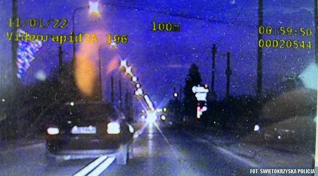 32-latek bez uprawnień wyprzedzał na przejściu dla pieszych