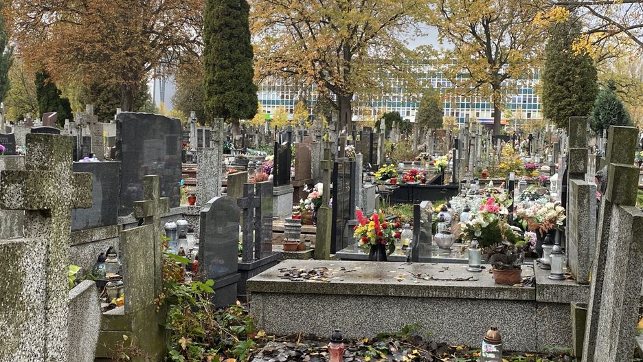 Na miejskich cmentarzach uroczyście, ale coraz skromniej. Zamiast wystawnych dekoracji i wielkich lampionów coraz częściej widać małe bukieciki z naturalnych kwiatów i zapomniane przez lata otwarte znicze w ceramicznych pojemnikach 