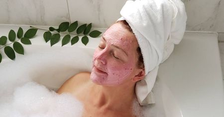 Domowe SPA dla suchej skóry. Jak przywrócić skórze miękkość?