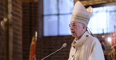 Franciszek broni Jana Pawła II przed oskarżeniami. Abp Gądecki: To ucina próby zniesławienia Polaka