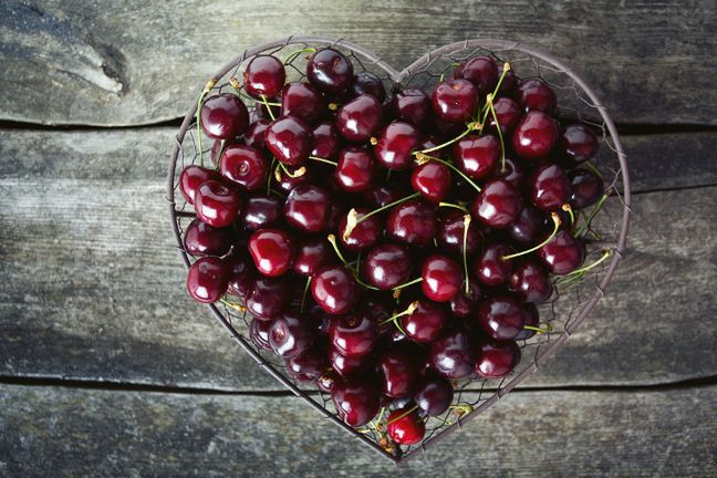 Zawartość antocyjanów sprawia, że wiśnie powinny znaleźć się w diecie wszystkich tych, którzy mają problemy z sercem i chcą wzmocnić jego pracę