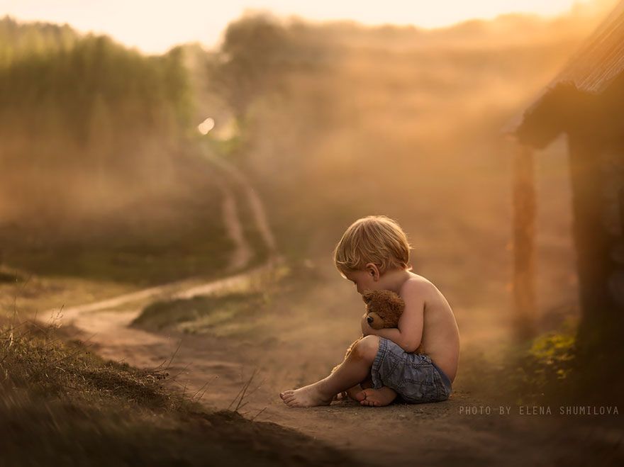 “Fotografując wolę używać naturalnego światła, zarówno wewnątrz jak i na zewnątrz. Uwielbiam wszelkiego rodzaju oświetlenie - uliczne, świec, przez mgłę, dym deszcz i śnieg - wszystko to daje wizualną i emocjonalną głębię obrazu”.