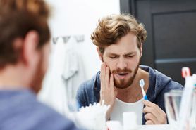 Kieszonka dziąsłowa - przyczyny i objawy. Kiedy konieczne jest leczenie?