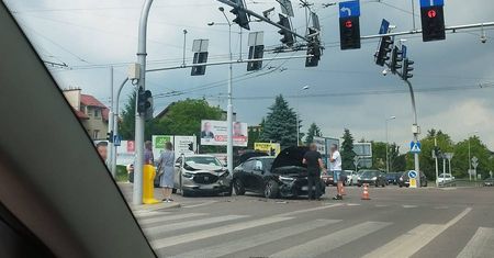 BMW zderzyło się z mazdą na skrzyżowaniu w Lublinie. Służby zaalarmował system eCall w jednym z pojazdów