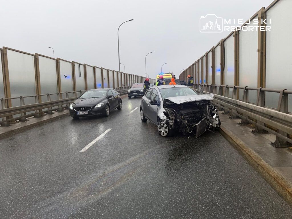 Warszawa: Wyprzedzała na łuku na estakadzie. Uderzyła w barierki i drugie auto