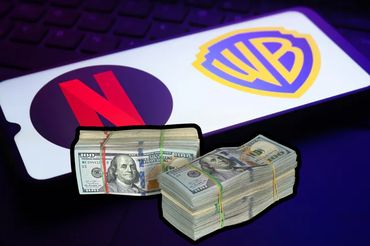 Smartfon z logo Netfliksa i Warner Bros., fot. unsplash