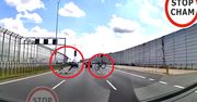 Sceny grozy na trasie S2. Rowery nagle spadły z dachu auta