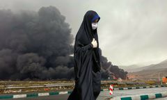 Toksyczne deszcze spadły na ludzi w Teheranie. Wojna w Iranie to również postępująca katastrofa ekologiczna