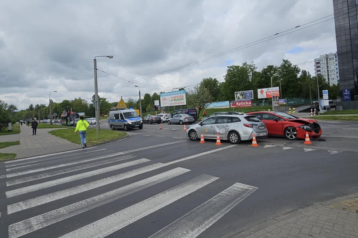 Zderzenie trzech aut na skrzyżowaniu ul. Zana i Jana Sawy w Lublinie