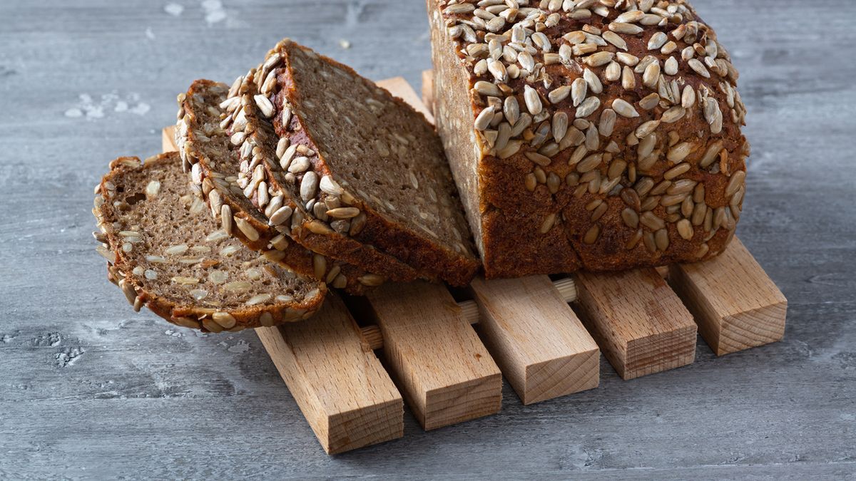 Przepis na chleb żytni nie jest trudny, a domowy wypiek smakuje doskonale w towarzystwie różnego rodzaju smarowideł