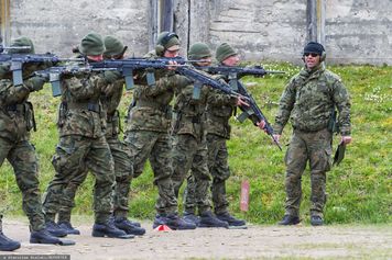 Obowiązkowe szkolenia po maturze? Dworczyk: i godne wynagrodzenie