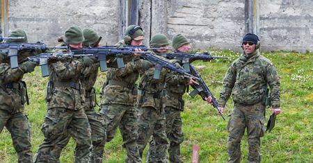 Obowiązkowe szkolenia po maturze? Dworczyk: i godne wynagrodzenie