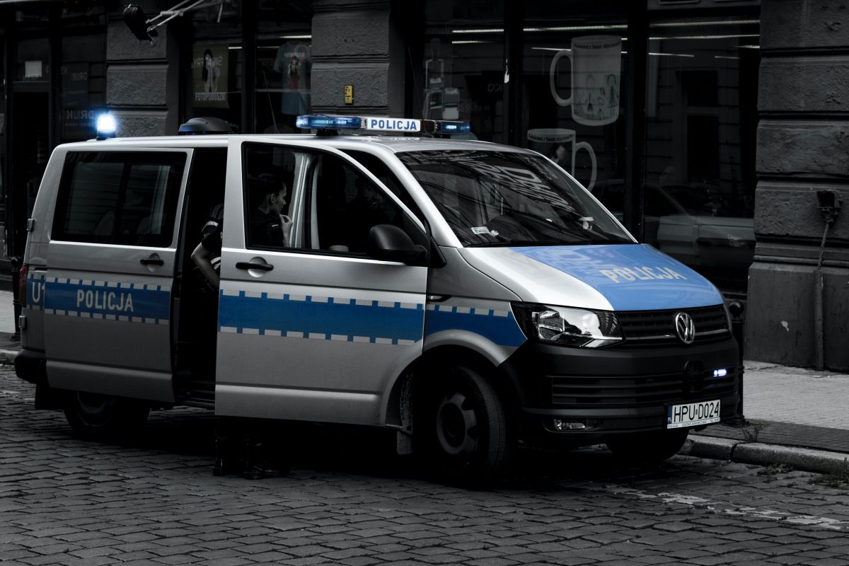 Policjanci wywieźli 72-latka do lasu