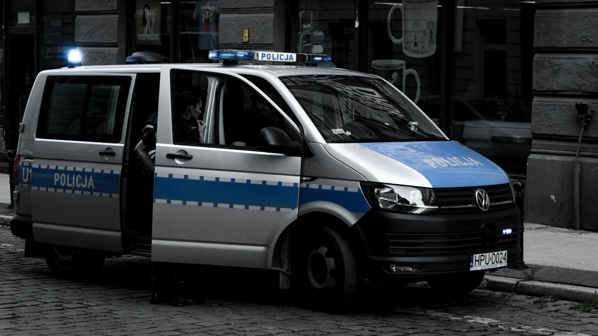 Policjanci wywieźli 72-latka do lasu