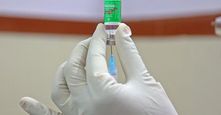 Rezygnują ze szczepionki AstraZeneca. Jasne stanowisko prof. Tomasiewicza