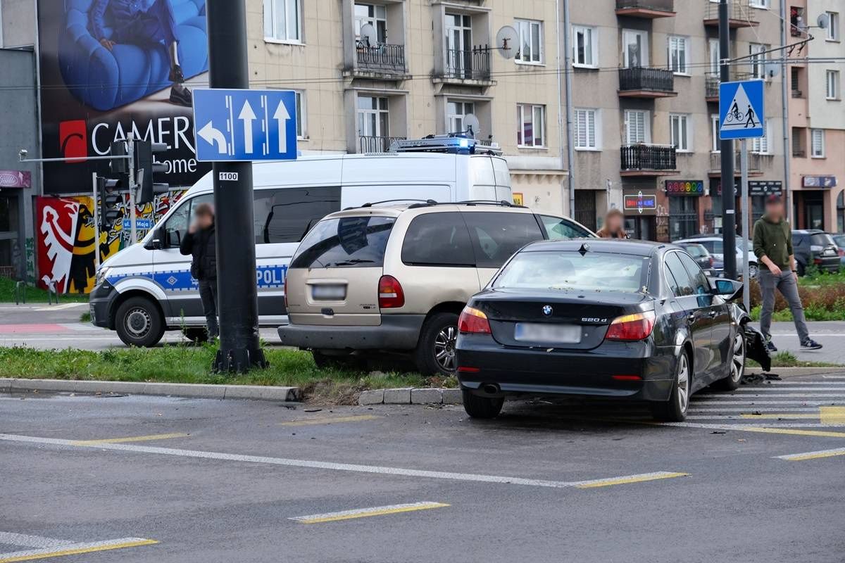 BMW uderzyło w bok chryslera na rondzie przy Gali