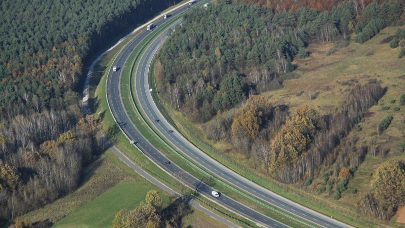Ostre zakręty na drogach ekspresowych są miejscami wielu wypadków.