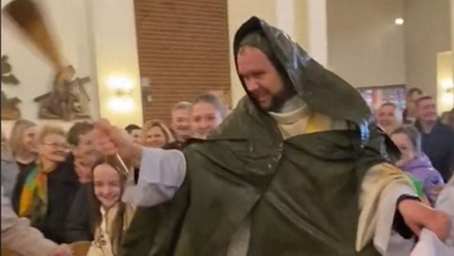 Nagranie z księdzem z Radomia obiegło sieć. "To w Polsce? Nieprawdopodobne"