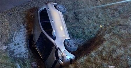 Samochód zjechał z drogi do rowu [Foto]