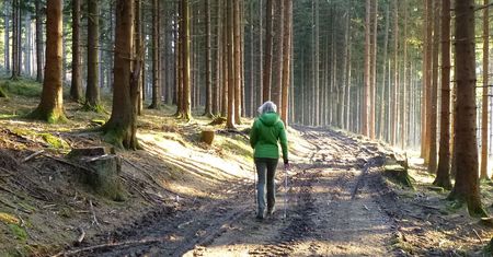 Sprytne gadżety na pieszą wędrówkę. Przydadzą się każdemu