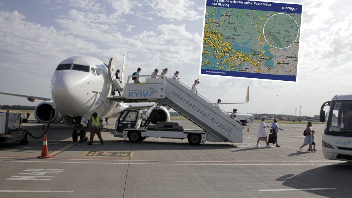 Samolot na lotnisku Kijów-Żuliany. Zdjęcie z 2021 r.