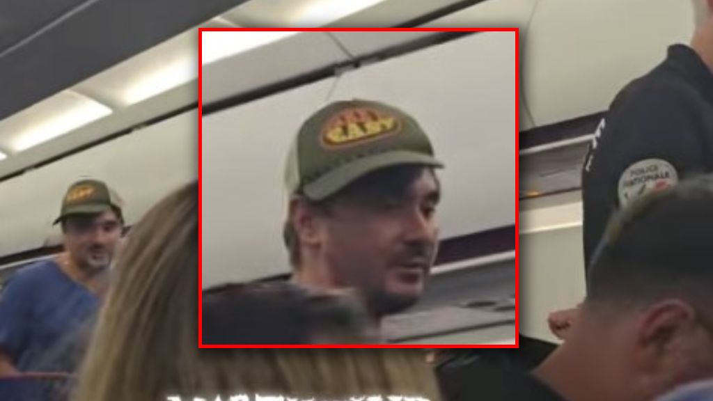 Daniel Martyniuk wyprowadzany z samolotu przez policję