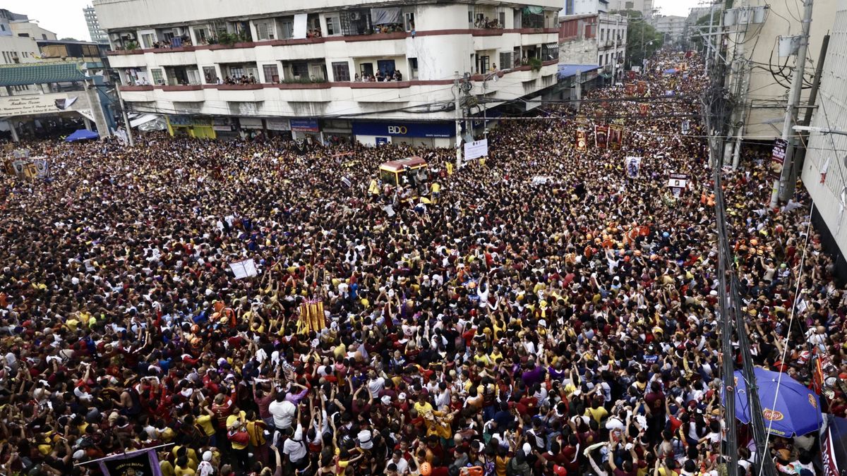 Tłumy na procesji z figurą Jezusa Nazareńskiego w Manili