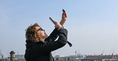 Jak bezpiecznie oglądać zaćmienie Słońca? "Skutki mogą być nieodwracalne"