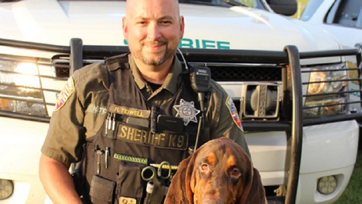 Pies Fred ze swoim opiekunem  Richardem Tidwellem.