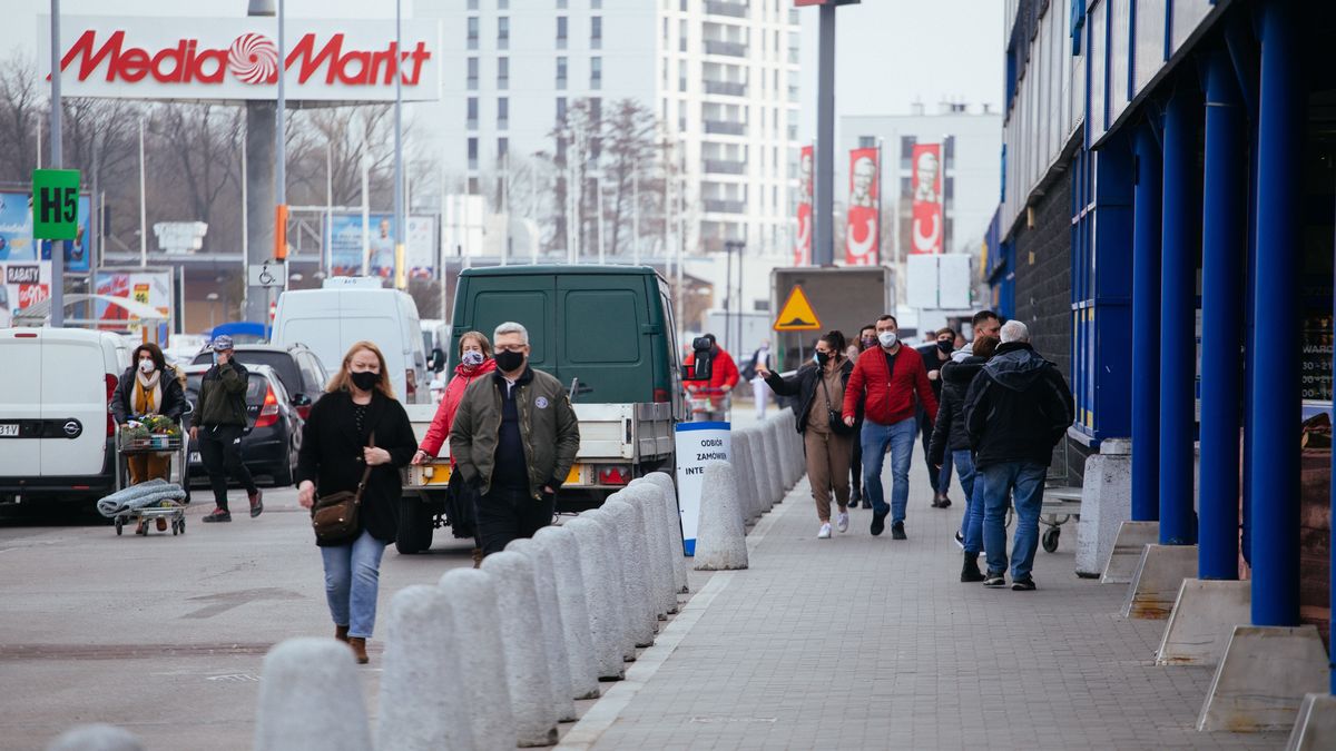 Warszawa, 25.03.2021. Koronawirus w Polsce. Kolejka w jednym z wielkopowierzchniowych sklepów budowlanych w Warszawie, 25 bm. Od 27 bm. sklepy meblowe i budowlane o powierzchni powyżej 2 tys. m kw. zostaną zamknięte. Hurtownie i składy budowlane będą nadal dostępne w celu zapewnienia płynności i ciągłości działania sektora budowlanego. (mr) PAP/Albert Zawada
