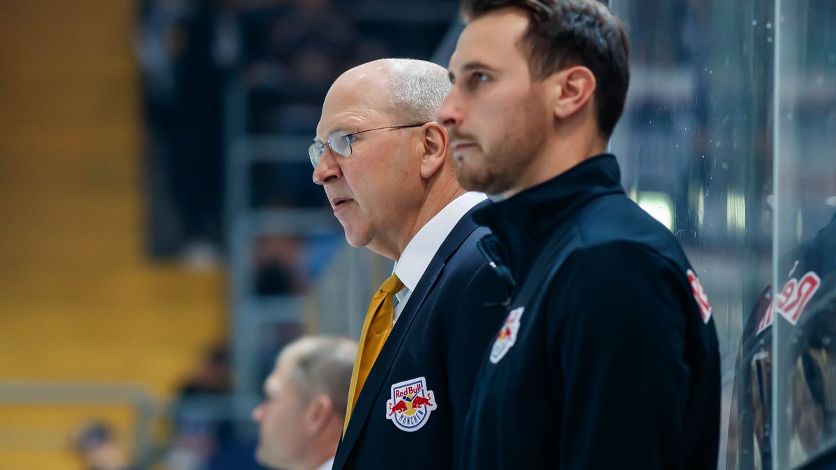 MUNICH, GERMANY - OCTOBER 13: head coach Don Jackson of EHC Red Bull Muenchen looks on during the match between EHC Red Bull Muenchen and Iserlohn Roosters at Olympiaeishalle Muenchen on October 13, 2019 in Munich, Germany. (Photo by TF-Images/Getty Images)