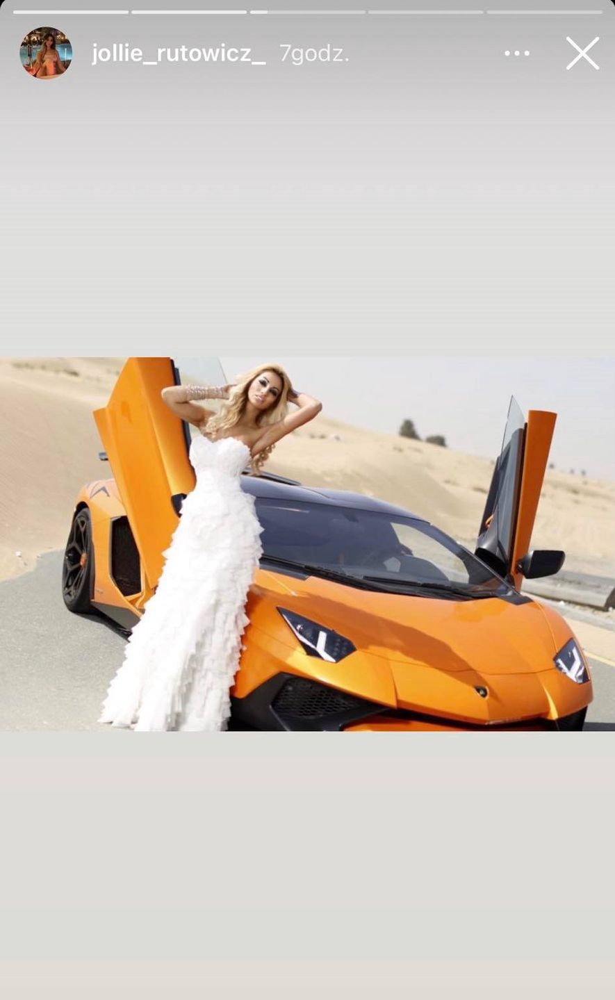 Jola Rutowicz w sukni ślubnej i z lamborghini za plecami 