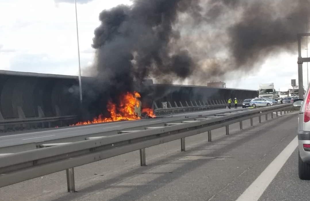 Wrocław. Pożar samochodu dostawczego na AOW. Trasa zablokowana