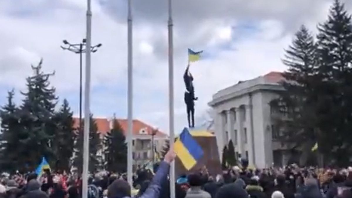 Demonstranci zawiesili ukraińską flagę 