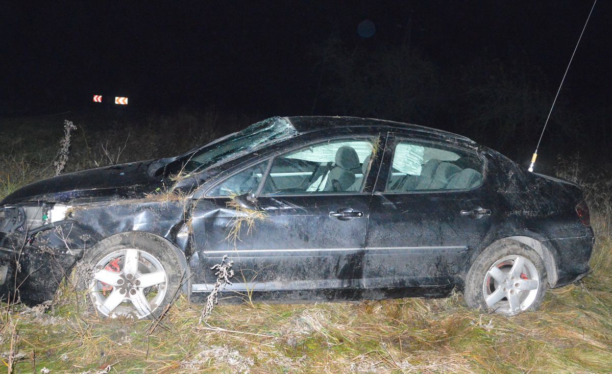 Gmina Wierzbica: Dachowanie samochodu. Pasażer trafił do szpitala