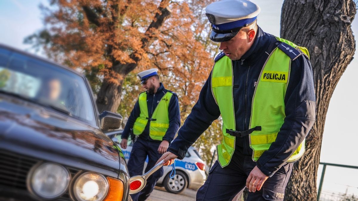 Brak ważnego badania technicznego może oznaczać mandat. Jednak warto zapytać policjanta, z jakiego artykułu zamierza go wystawić.