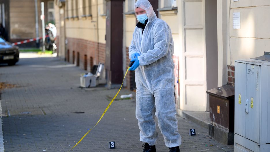 Poznań, 18.10.2023. Policyjny ekspert w miejscu ataku nożownika w rejonie skrzyżowania ulic Łukaszewicza i Karwowskiego na poznańskim Łazarzu, 18 bm. Mężczyzna w podeszłym wieku zaatakował nożem 5-letnie dziecko, przebywające z grupą przedszkolną na wycieczce. (amb) PAP/Jakub Kaczmarczyk