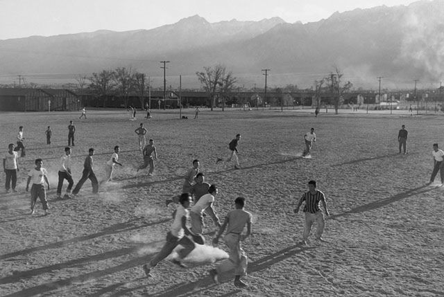 Ansel Adams sfotografował amerykańskie obozy koncentracyjne w czasie II Wojny Światowej 12