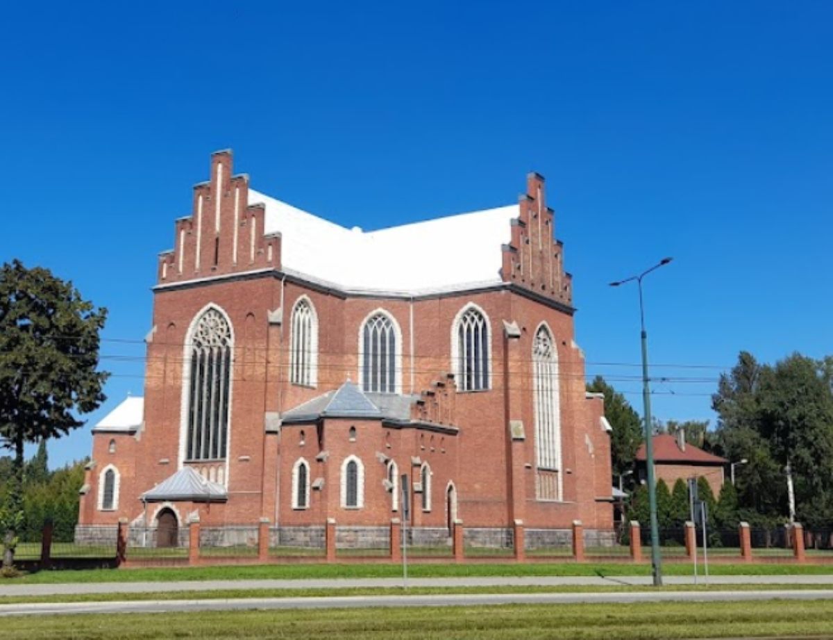 Młody mężczyzna zmarł w mieszkaniu kapłana. Parafianie zabrali głos