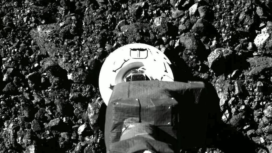 Moment dotknięcia planetoidy Bennu przez ramię z próbnikiem sondy OSIRIS-REx
