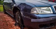 Pijany drifter wjechał skodą w ogrodzenie. Po przyjeździe policji siedział z kolegą w bagażniku