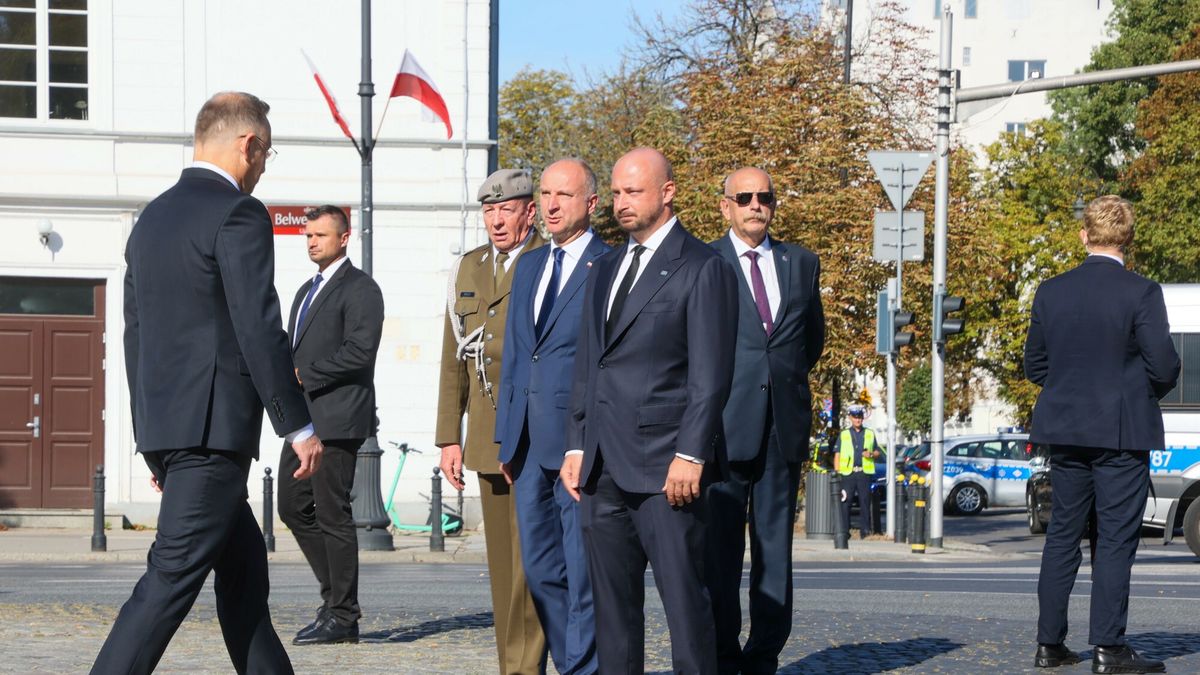 Nieoficjalnie gen. Mirosław Wiklik (z lewej, w mundurze) ma najw