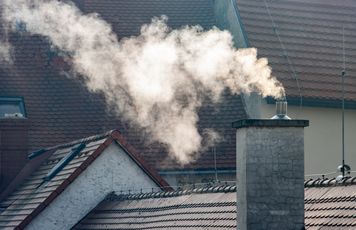 Sąsiad dymi na twoją posesję? Zobacz, jak legalnie zablokować trucie okolicy