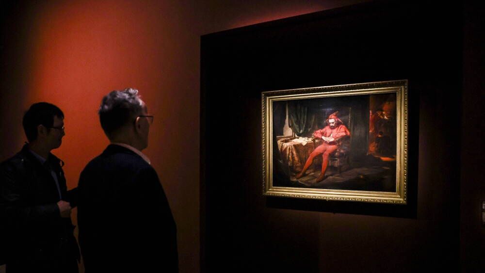 Louvre Museum opens 'Figures of the fool. From the Middle Ages to the Romantics' exhibition
epa11660729 Two men look at the painting 'Stanczyk at the Queen Bona's Ball after the Loss of Smolensk' by Jan Matejko during a press presentation of the exhibition 'Figures of the fool. From the Middle Ages to the Romantics' at the Louvre Museum in Paris, France, 15 October 2024. The exhibition explores the figure of the medieval madman through various representations, and runs from 16 October 2024 until 03 February 2025.  EPA/TERESA SUAREZ 
Dostawca: PAP/EPA.
TERESA SUAREZ
arts, exhibition, jan matejko, luwr, museum, obraz