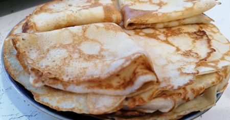 Francuskie naleśniki zamiast klasycznych. Wychodzą cienkie, miękkie i naprawdę elastyczne