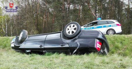 Skoda dachowała na DK 808. Do szpitala trafiło 5-letnie dziecko (zdjęcia)