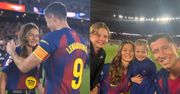Zapłakana Anna Lewandowska rzuciła się w ramiona Roberta podczas jego pożegnania na Camp Nou. Nie zabrakło Klary i Laury (WIDEO)