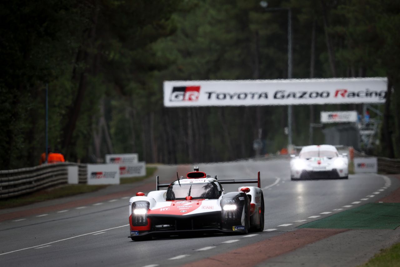 24h Le Mans w deszczu. Pierwsze okrążenia wyjątkowo chaotyczne