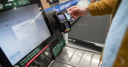 Likwidacja kas samoobsługowych? Za granicą mówią "dość"